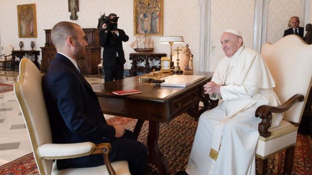 en plena paritaria fina con el fmi, fuerte gesto de apoyo del papa a guzman