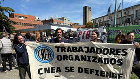 Protesta frente a la CNEA por el ajuste de Javier Milei