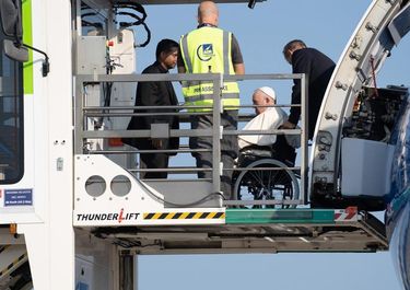 El papa es ingresado en silla de ruedas en un avión para iniciar un viaje internacional