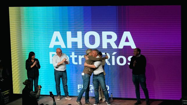 Rogelio Frigerio, candidato a gobernador por Juntos por Entre Ríos, abrazo a Darío Schneider, intendente de Crespo.