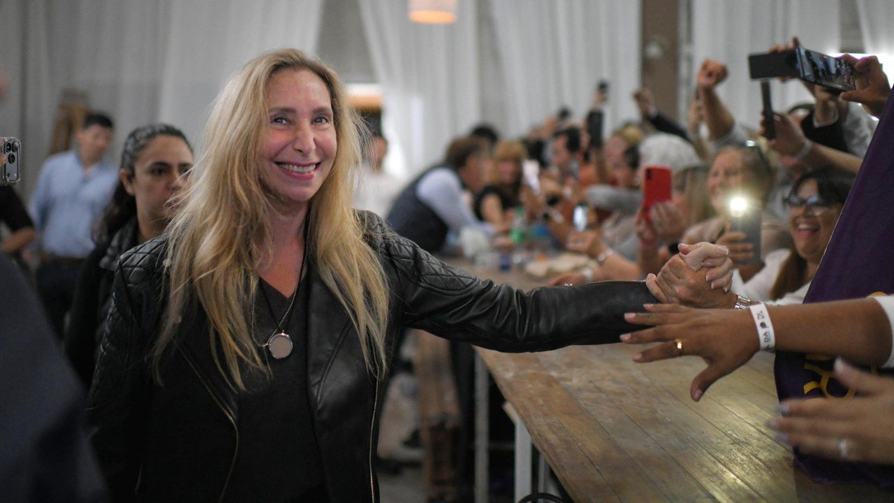 Karina Milei posa para la foto, durante el acto en Suipacha.