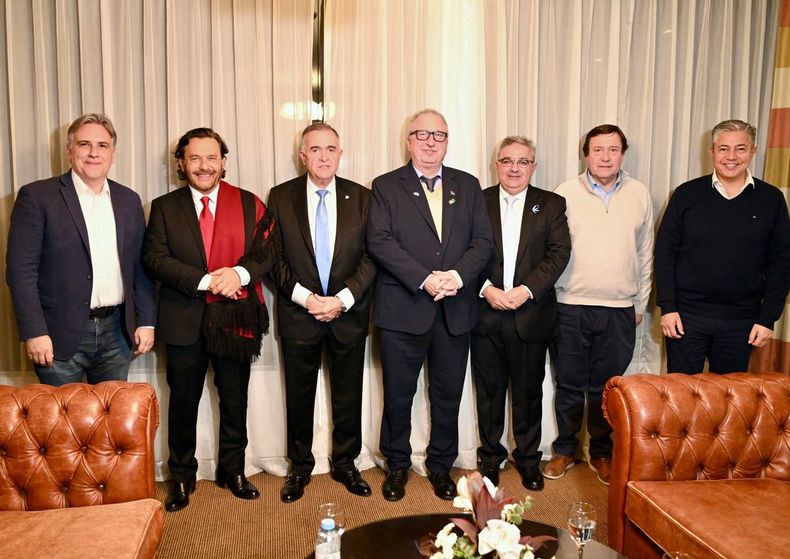 Martín Llaryora, junto a sus pares en la previa del Pacto de Mayo en Tucumán.