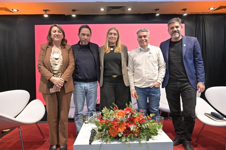 Carlos Bianco y Maximiliano Ferraro se sumaron a la celebración del socialismo.