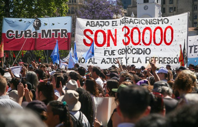 El Encuentro Memoria, Verdad y Justicia se sumó a la Ronda de las Madres de Plaza de Mayo (Línea Fundadora) en noviembre de 2023. Noticias Argentinas
