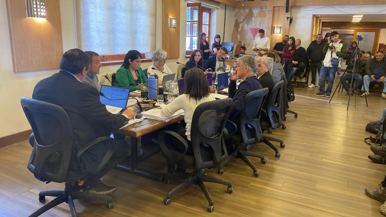 El Concejo Delberante de Bariloche, en ebullición incluso durante el receso de verano.