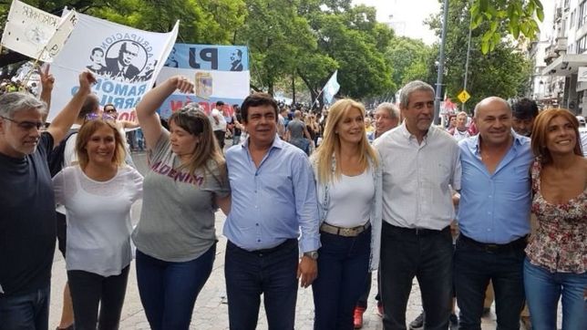 el peronismo marcho disperso pero la epica de moyano alimento el sueno de unidad