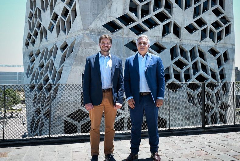 Martín Llaryora y Adrián Ecker, vicepresidente de Mercado Libre, anunciaron la instalación de dos centros de distribución en la provincia&nbsp;