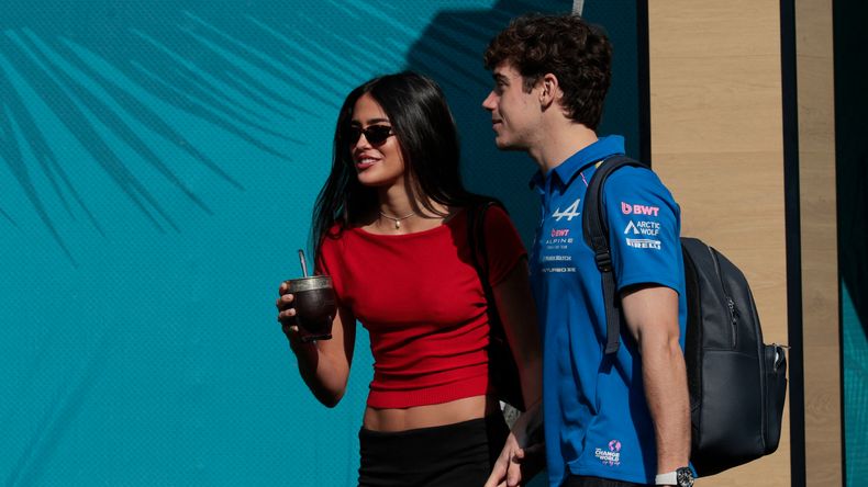 Franco Colapinto junto a su pareja, Maia Reficco.