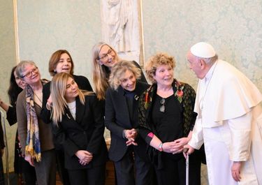 Jorge Bergoglio con las periodistas de la revista Donne -Chiesa-Mondo