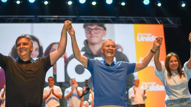Llaryora y Schiaretti apuestan a un gol del federalismo en el área que más le duele a Milei