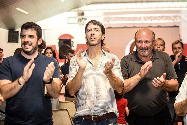 Leonel Chiarella, el senador Daniel Kroneberger y Martín Berhongaray, en el acto de la UCR de La Pampa. FOTO: www.radiokermes.com
