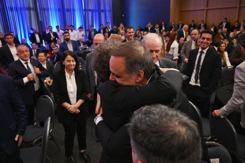 Javier Milei abraza a Manuel Adorni en Córdoba. 