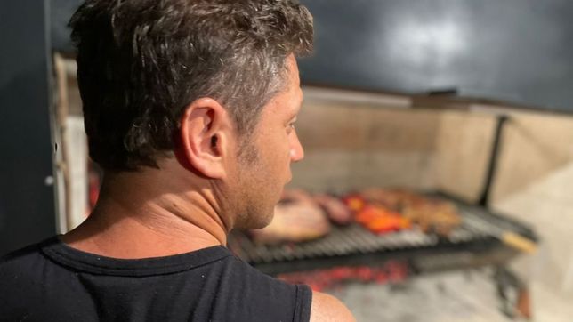 una foto de kicillof con pose de asador encendio el fuego de la grieta