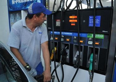 Con aval del Gobierno, las petroleras aumentaron la nafta un 5%