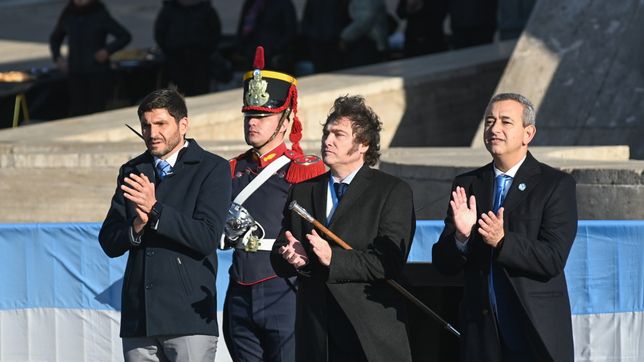 El presidente Javier Milei y el gobernador Maximiliano Pullaro, en el acto oficial del Día de la Bandera.