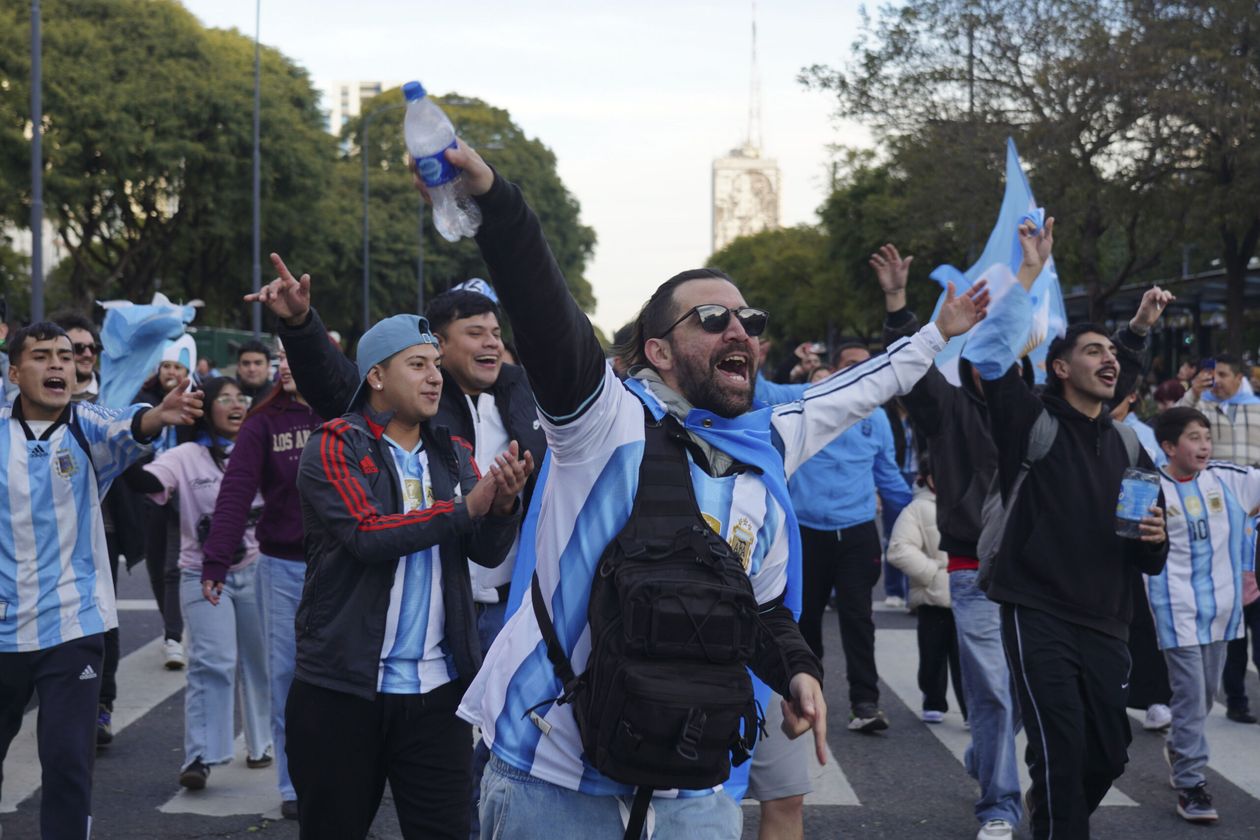 La Scaloneta no le mejora la imagen a Milei: un estudio detectó que el Mundial no impacta en el humor político.