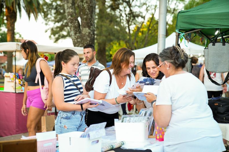 De feria: Fernanda Alonso en una recorrida entre emprendedoras de General Pico.