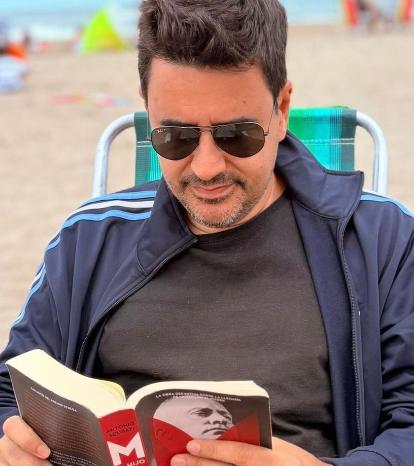 Eduardo Toniolli leyendo en una playa de la Costa Atlántica&nbsp;