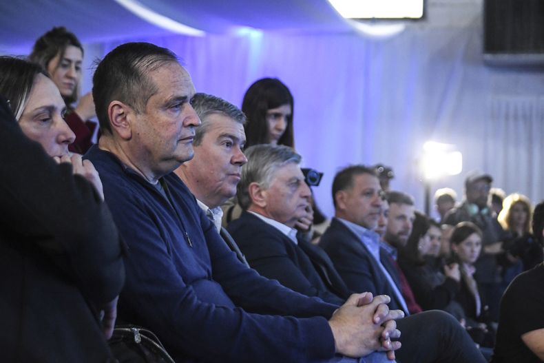 Ceferino Martínez Almudévar junto al ministro de Desarrollo Social Diego Álvarez y el gobernador de La Pampa Sergio Ziliotto, en el acto oficial del martes. FOTO: www.radiokermes.com