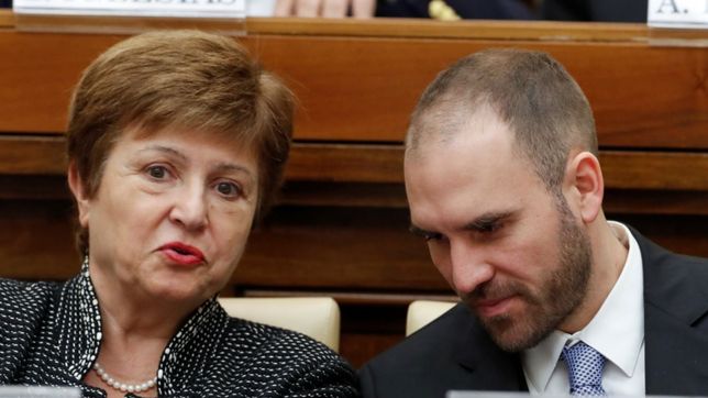 los guinos del gobierno al fondo tras la paritaria con los ministros