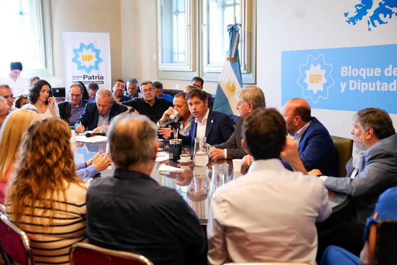 Los gobernadores peronistas con los bloques de UP.