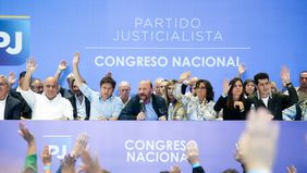 En el centro, Gildo Insfrán, presidente del Congreso del PJ, ladeado por Axel Kicillof, Lucía Corpacci y Juan Manzur.&nbsp;&nbsp;