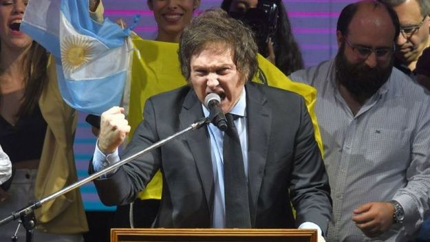 Javier Milei, finalista impensado: cómo llega y qué promete el hijo de la rabia