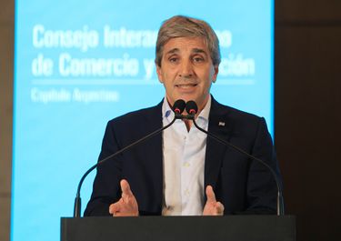 Toto Caputo. Paritarias con techo, Ganancias a media altura y los dólares del colchón.