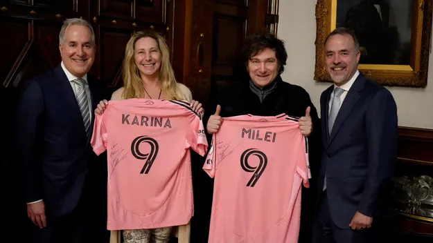 Karina Milei y Javier Milei, con camisetas firmadas por Lionel Messi.&nbsp;
