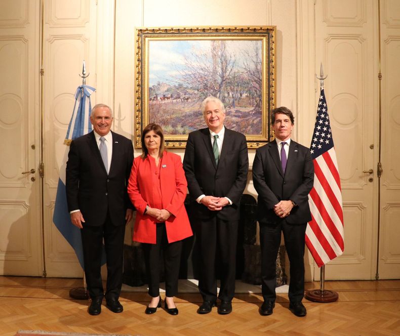 La foto oficial de la visita del titular de la CIA a la Casa Rosada.