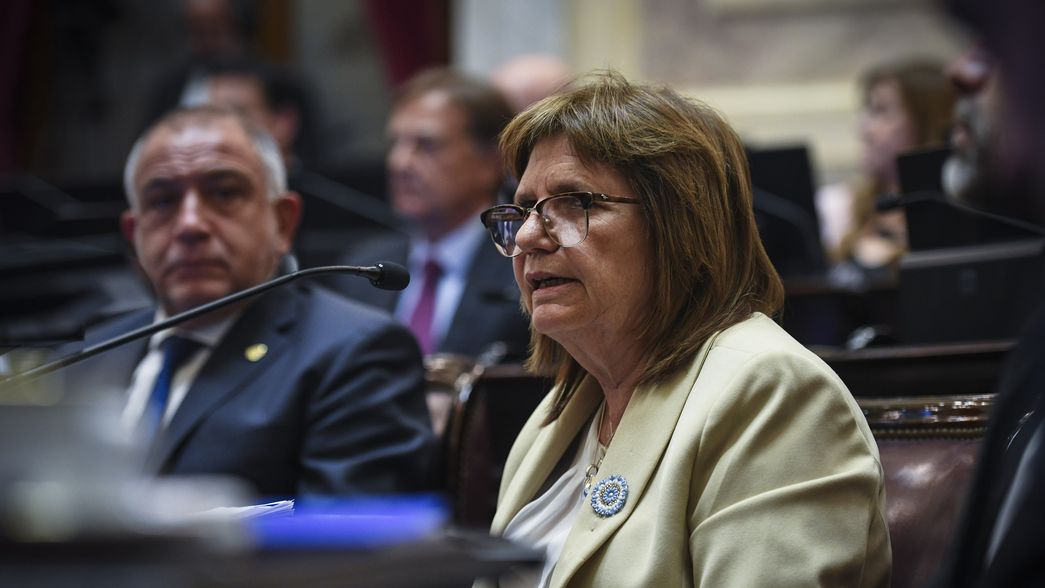 Patricia Bullrich durante el debate del Presupuesto que festejó el Gobierno. De fondo la mira Luis Juez.&nbsp; 