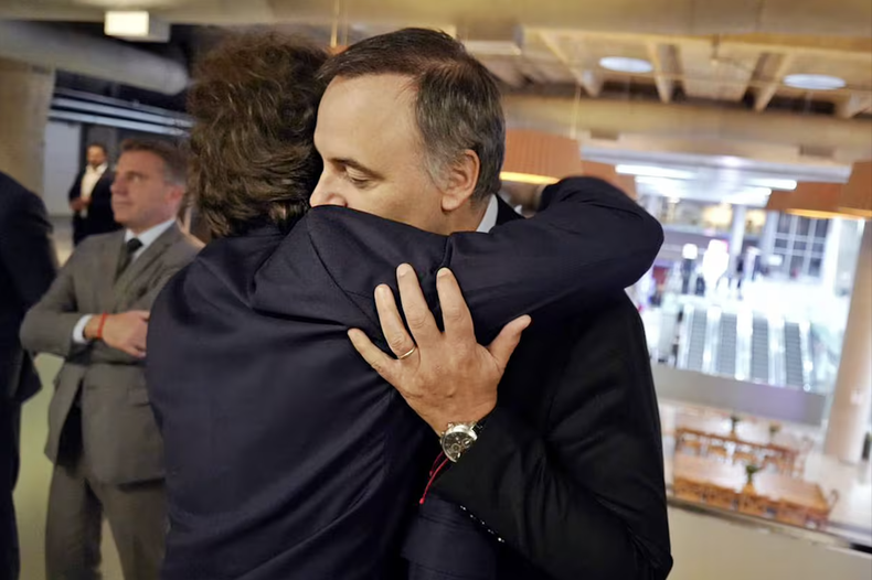 Javier Milei, abrazado a Manuel Adorni. ¿Con las botas puestas?