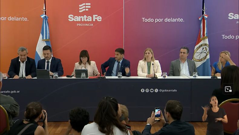 El intendente Javkin, los ministros Petri y Bullrich, el gobernador Maximiliano Pullaro, la vice Scaglia, el ministro de Seguridad Cococcioni y la fiscal general Vranicich.