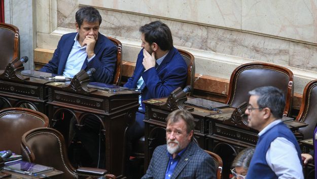 Facundo Manes, con sus pares Pablo Juliano y Jorge Rizzotti (DPS). Mira Germán Martínez (Unión por la Patria). Bloques claves de la oposición, que busca superar la presión de Diego Santilli. Facundo Manes, con sus pares Pablo Juliano y Jorge Rizzotti (DPS). Mira Germán Martínez (Unión por la Patria). Bloques claves de la oposición, que busca superar la presión de Diego Santilli.