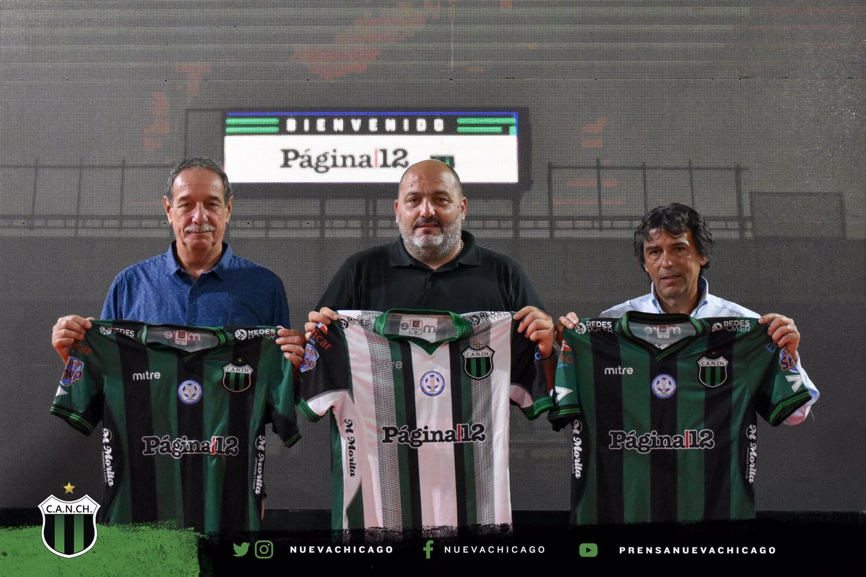 Ricardo Badía, Hugo Bellon y Miguel González exhiben la camiseta de Nueva Chicago con la publicidad de Página 12