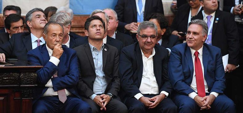 Los gobernadores Axel Kicillof (Buenos Aires), Raúl Jalil (Catamarca) y Martín Llaryora (Córdoba), junto al expresidente Adolfo Rodríguez Saá. 