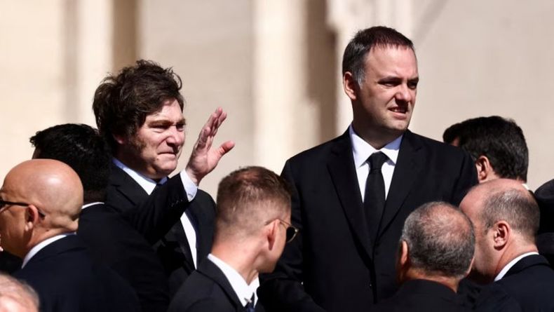 Manuel Adorni, junto a Javier Milei.