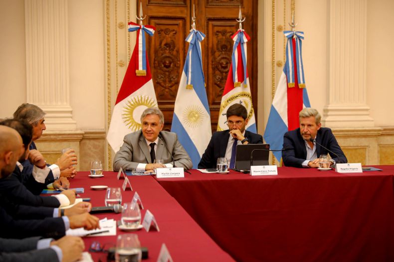 Maximiliano Pullaro, Rogelio Frigerio y Martín Llaryora, en la conferencia en la que le pidieron al gobierno que baje las retenciones.