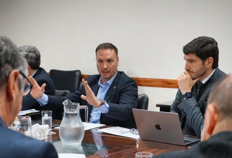Lisandro Enrico y Maximiliano Pullaro. El ministro de Obras Públicas de Santa Fe anunció la licitación de la obra.