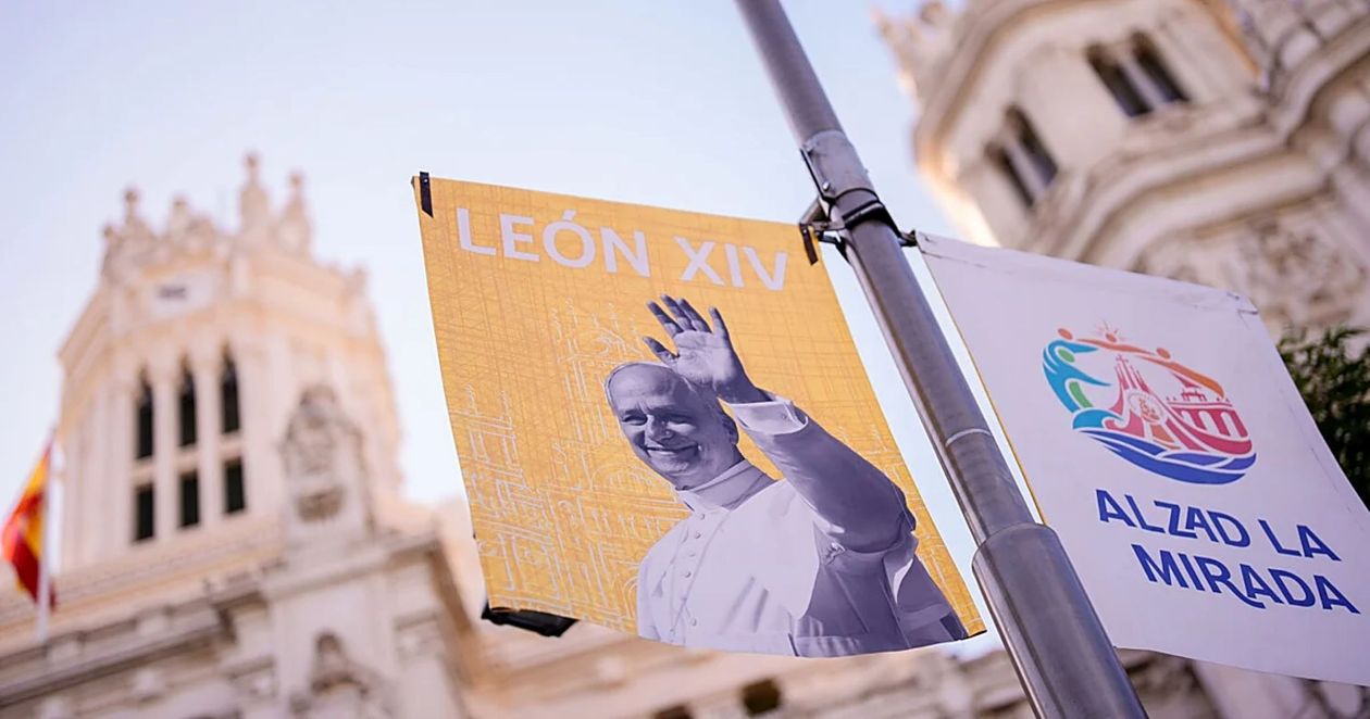 Carteles con la imagen y el lema de la visita de León XIV a España