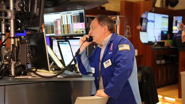 Javier Milei y Toto Caputo festejan; el mercado desconfía.