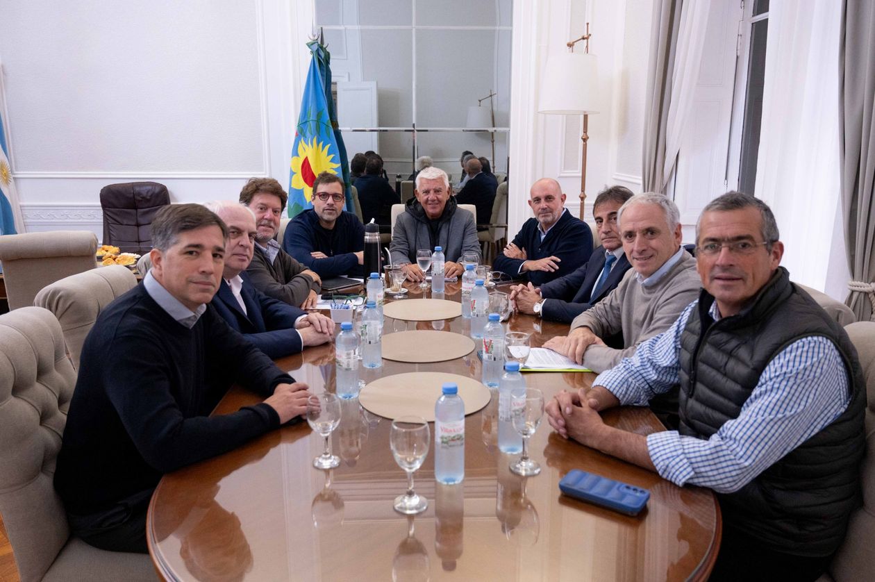 Intendentes y legisladores con el presidente de la cámara baja., Alejandro Dichiara