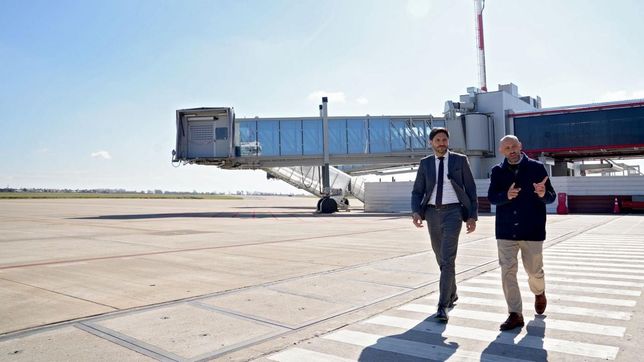 El gobernador Maximiliano Pullaro y el ministro Gustavo Puccini, de recorrida por el aeropuerto de Rosario.