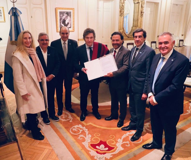 Javier Milei junto a gobernadores del Norte Grande tras la sanción de la ley Bases.&nbsp;