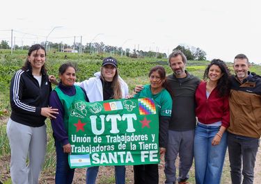 Caren Tepp en la asamblea de Fuerza Patria en Monte Vera junto Romina Sonzogni y Noelia Formento.