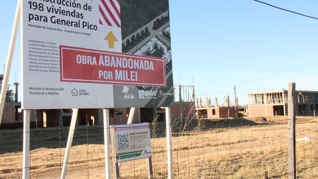 Obra abandonada por Milei, dicen los carteles del ProCreAr en General Pico y otros puntos de La Pampa.