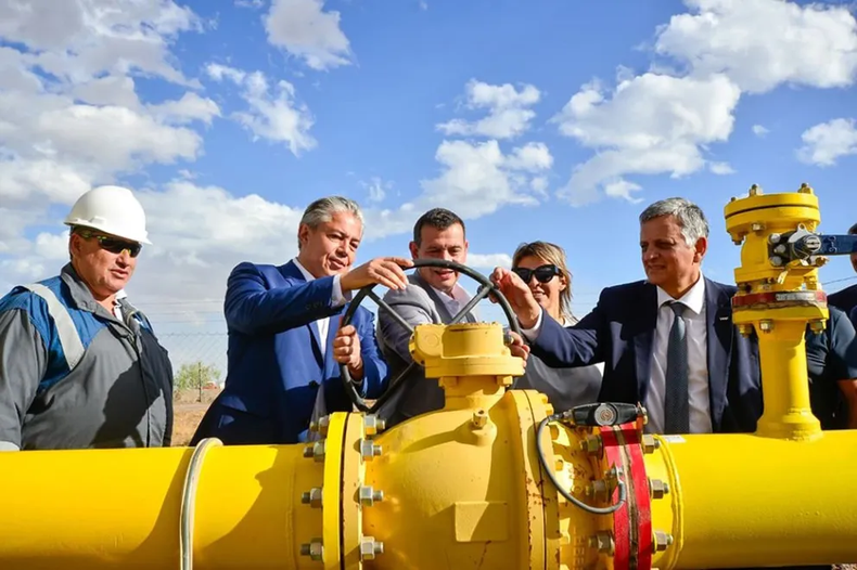 En el corazón de Vaca Muerta, el gobernador de Neuquén, Rolando Figueroa, junto al intendente de Añelo, Fernando Banderet y el presidente de YPF Horacio Marín.