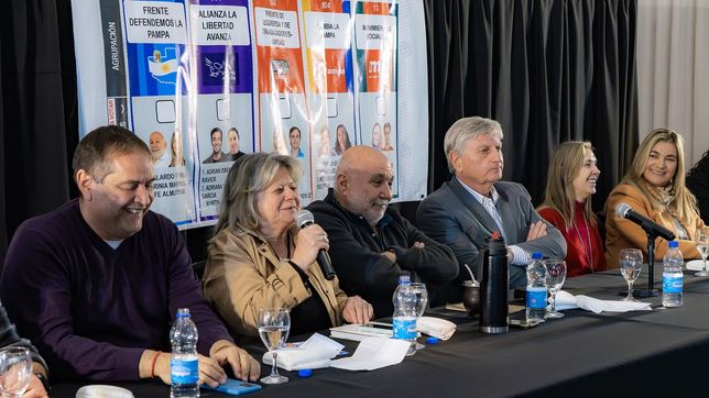 El gobernador de La Pampa, Sergio ZIliotto, junto a sus postulantes y la jefa de campaña Elsa Labegorra, micrófono en mano, en el acto de este viernes.