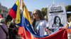 Fuera de Venezuela, los festejos. Dentro, una transición sin certezas.