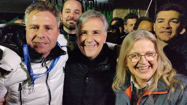 Edgard Bruno, el intendente reelecto en Canals junto a Martín Llaryora y Adriana Nazario. 